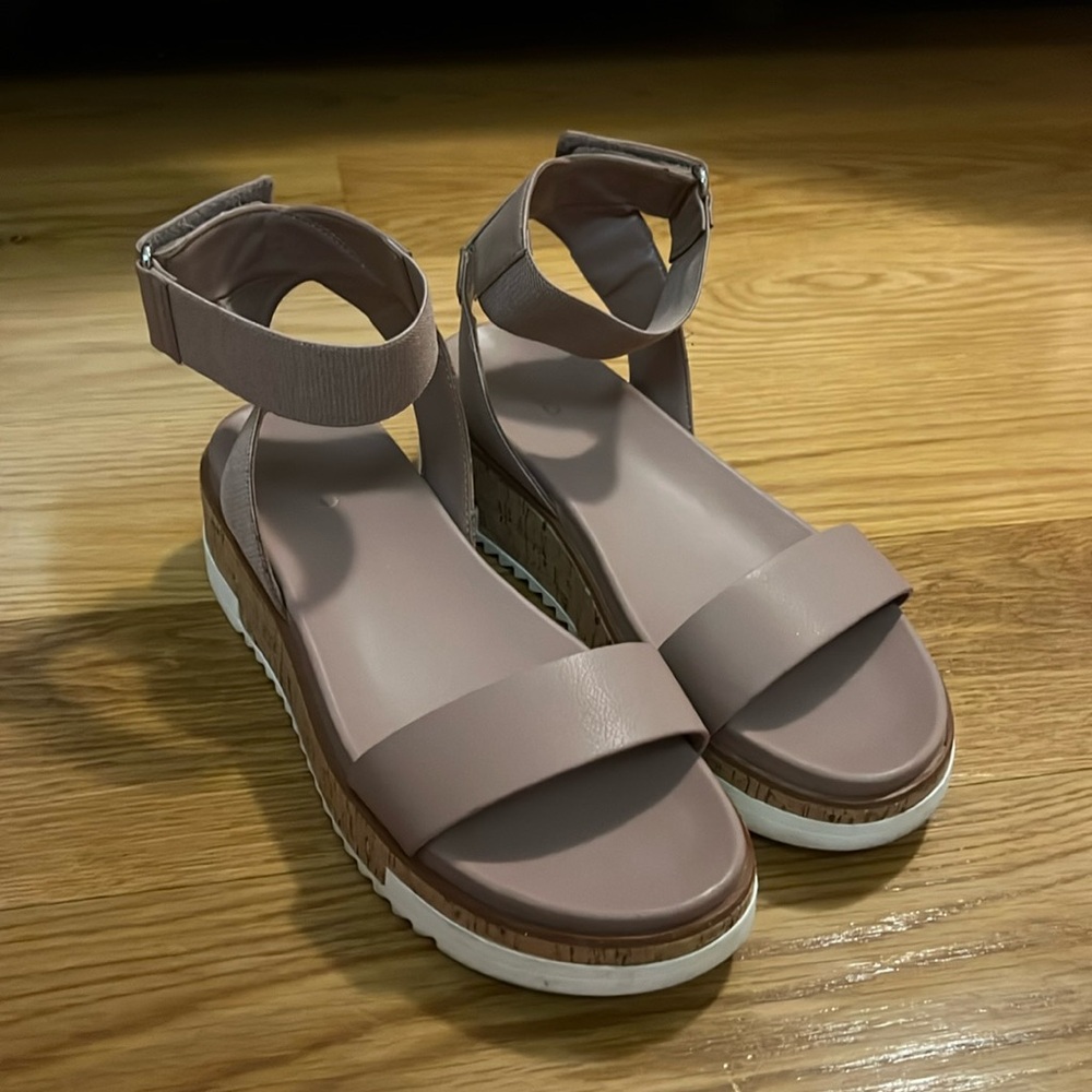 Aldo platform sandals
Color: lilac